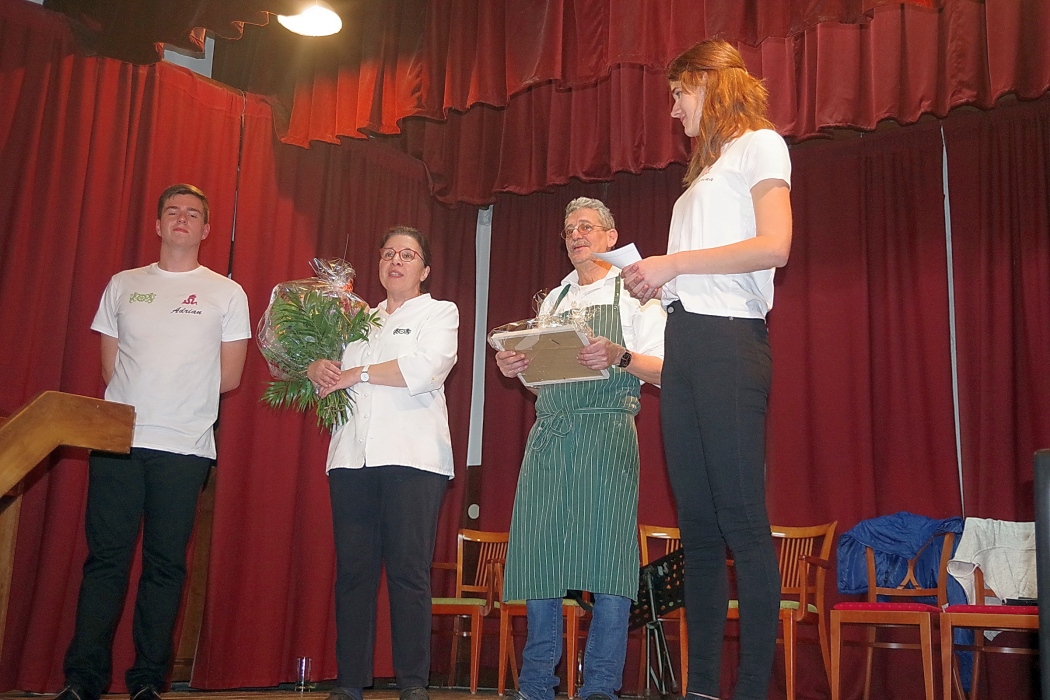 Adrian und Katharina bedanken sich bei Barbara Detsch und Manfred Schagar vom Gasthaus Detsch.jpg