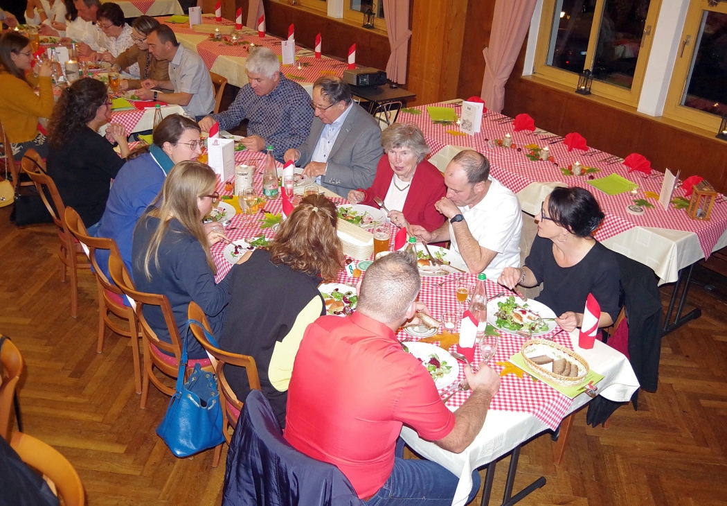 Gäste lassen sich den ersten Gang schmecken.jpg