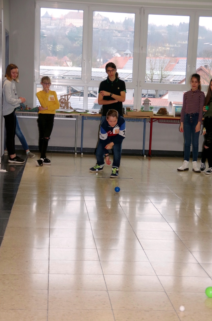 Paul beim Bocchia-Spielen an der Station Saint-Étienne.jpg